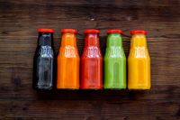 Un conjunto de botes de salsas.